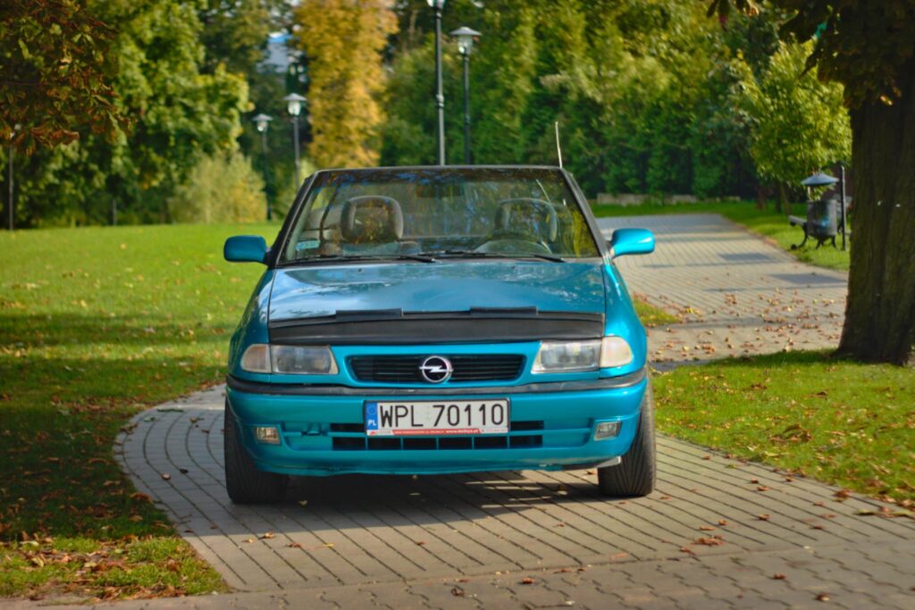 opel astra f cabrio w parku