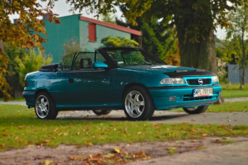 opel astra f cabrio w parku