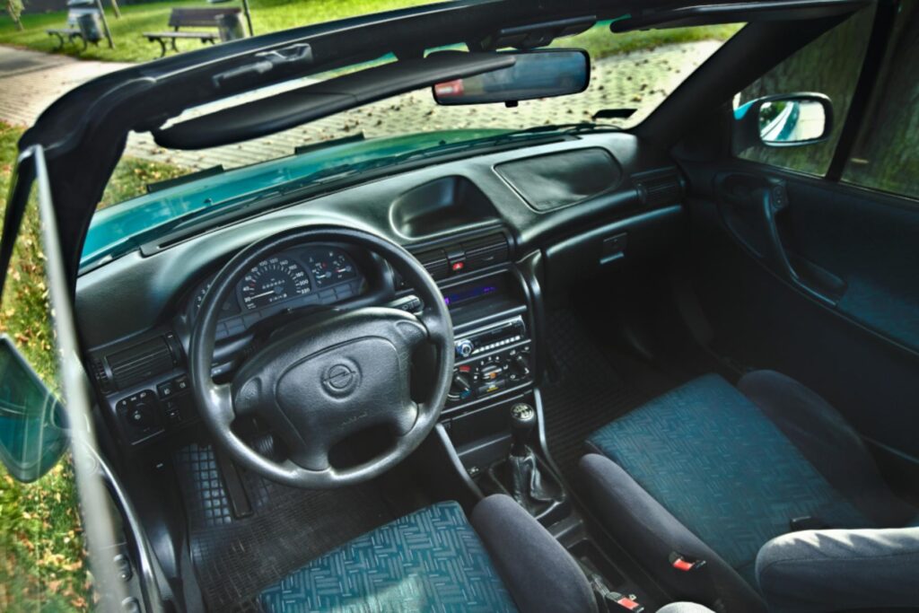 opel astra f cabrio wnętrze