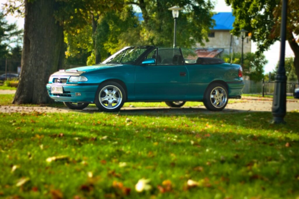 opel astra f cabrio w parku