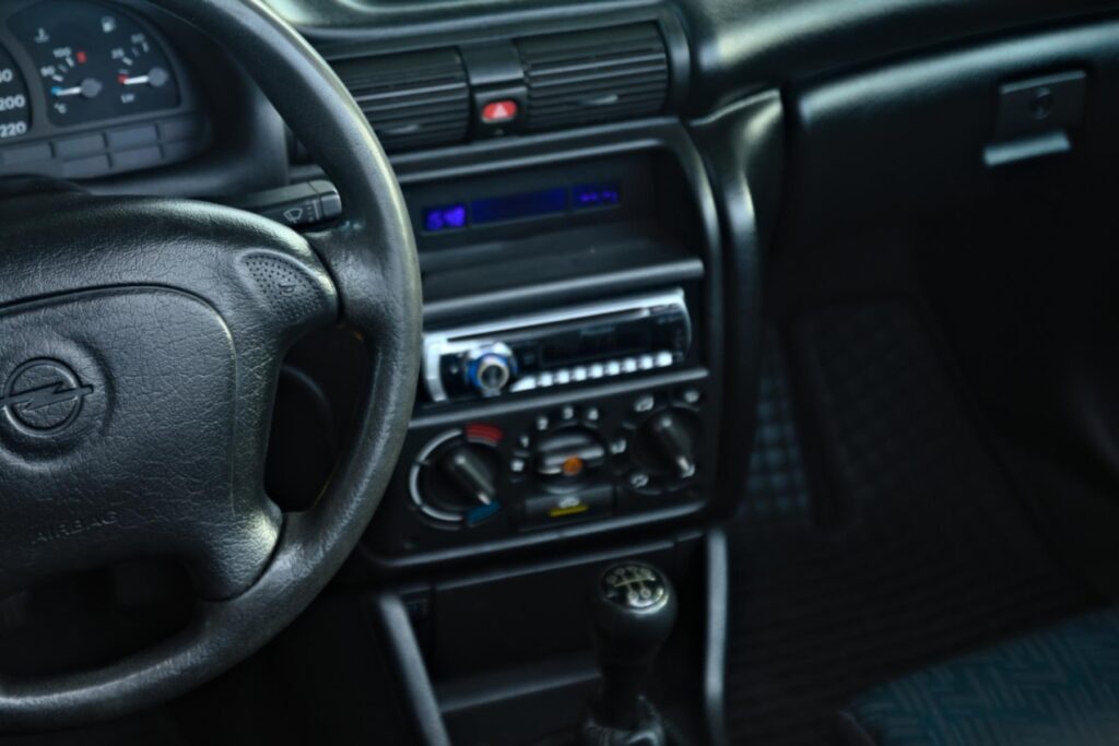 opel astra f cabrio wnętrze